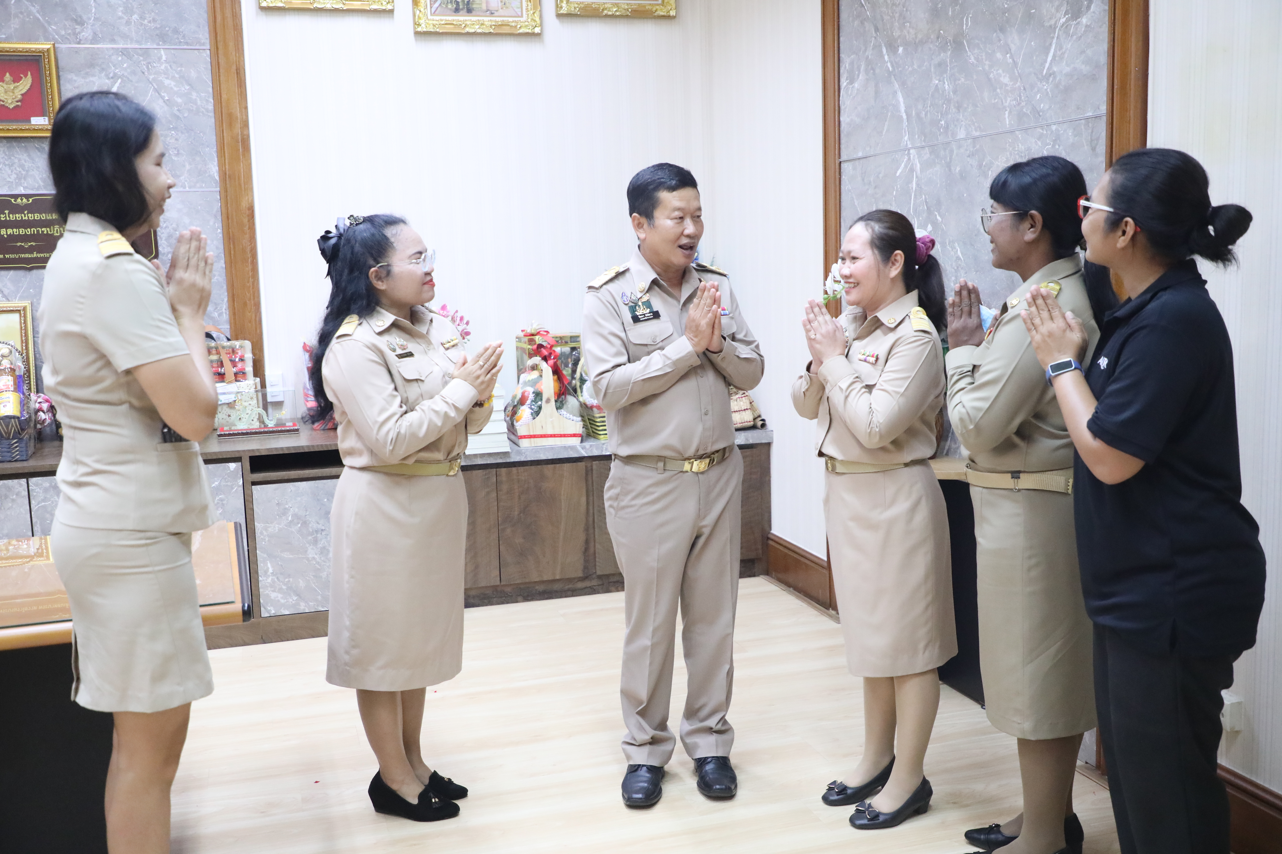 title - ส.ป.ก. ร่วมกัน สวัสดีปีใหม่ ผู้บริหารสำนักงานการปฏิรูปที่ดินเพื่อเกษตรกรรม พร้อมรับพรต้อนรับปีใหม่ 2569